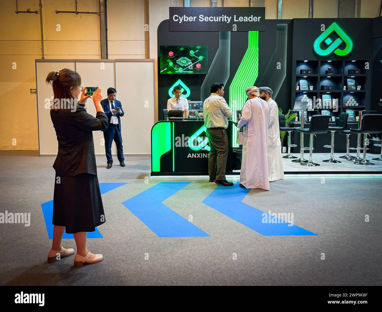 Vereinigte Arabische Emirate, Dubai, 16. 10. 2023. Die GITEX 2023, die vom 16. Bis 20. Oktober in Dubai stattfindet, ist mehr als nur ein Schaufenster für Innovationen in den Bereichen KI und Cybersicherheit. Sie stellt auch eine bedeutende Chance für die Schwellenländer dar, insbesondere für die Länder im Nahen Osten und in den BRICS-Ländern. Diese schnell wachsenden Technologieregionen werden von einer Plattform profitieren, die Investitionen anlockt und internationale Partnerschaften aufbaut und so zur Gestaltung der globalen digitalen Zukunft beiträgt. Foto von Fred MARIE / Collectif DR. Vereinigte Arabische Emirate, Dubai, 16. 10. 2023. GITEX 2023, le Salon te Stockfoto