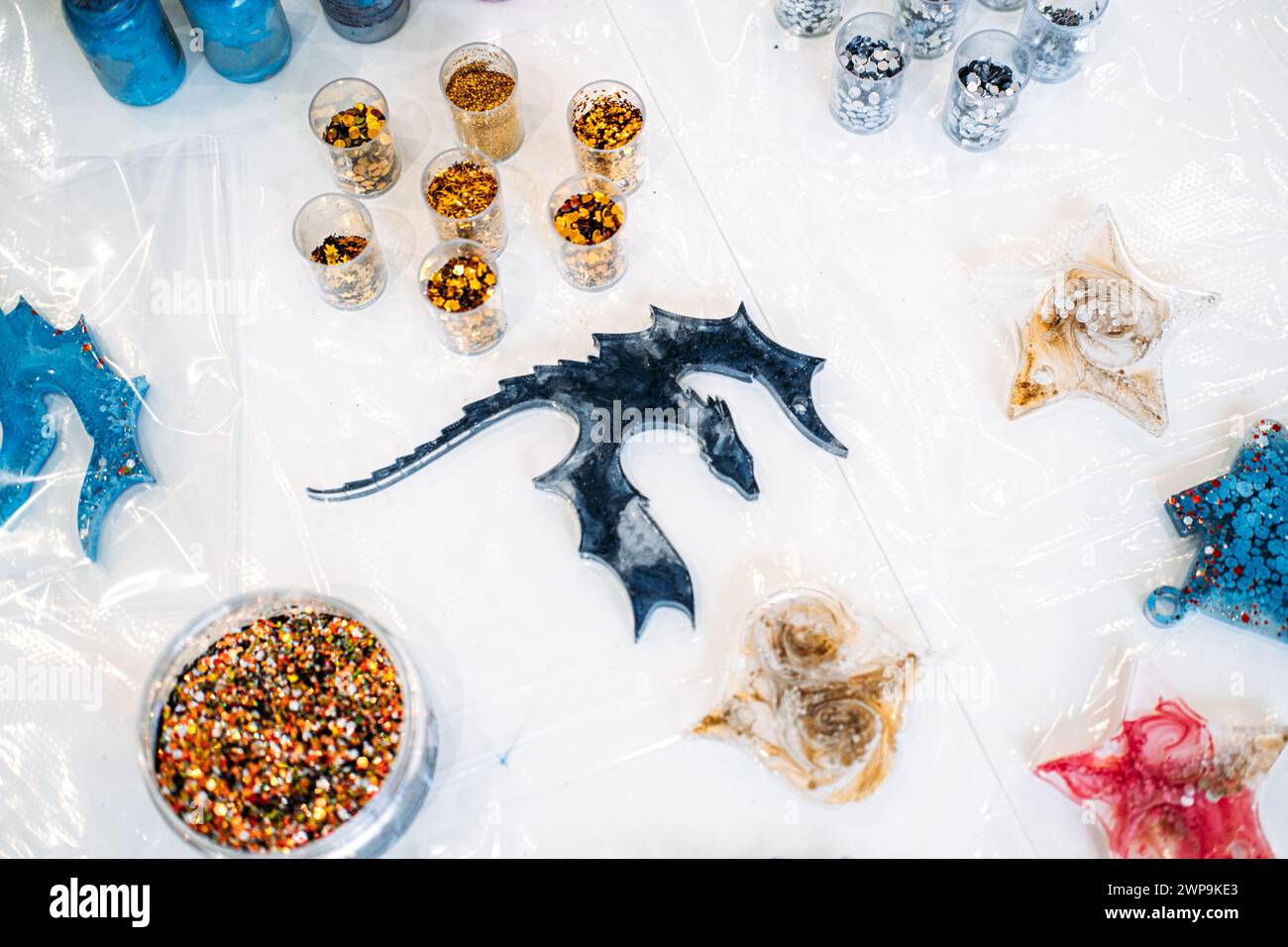 Handarbeit mit Epoxidharz und Pigmenten Stockfoto