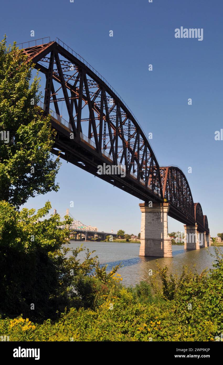 Die Big Four Bridge, eine ehemalige Eisenbahnbrücke, ist für Fußgänger und Radfahrer geöffnet und erstreckt sich über den Ohio River zwischen Louisville und Jeffersonville, Indiana. Stockfoto