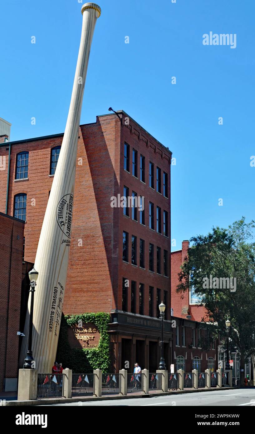 Der größte Baseballschläger der Welt steht vor dem Louisville Slugger Museum and Factory, einer beliebten Attraktion im Stadtzentrum von Louisville. Stockfoto