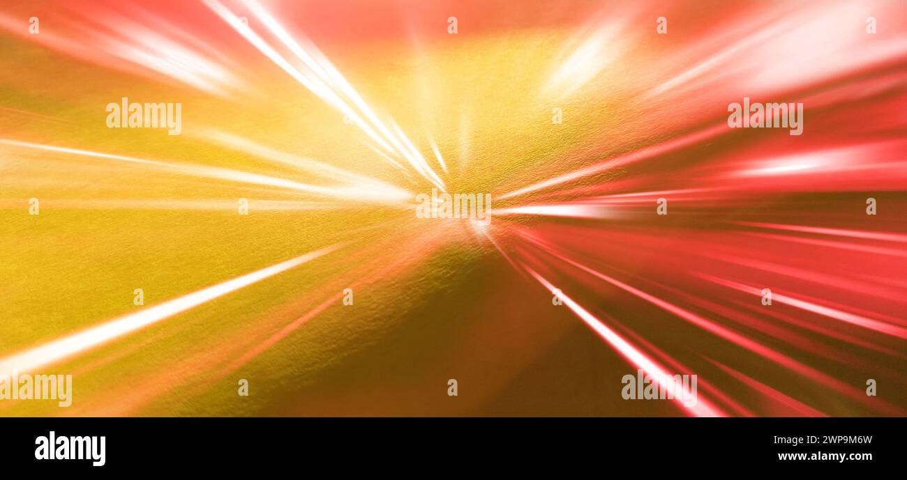 Blitz und rosa und weiße Strahlen, die von der Mitte aus verstreut werden. Im Hintergrund eine Textur aus dickem gelbem Papier. Gefaltetes Papierblatt Stockfoto