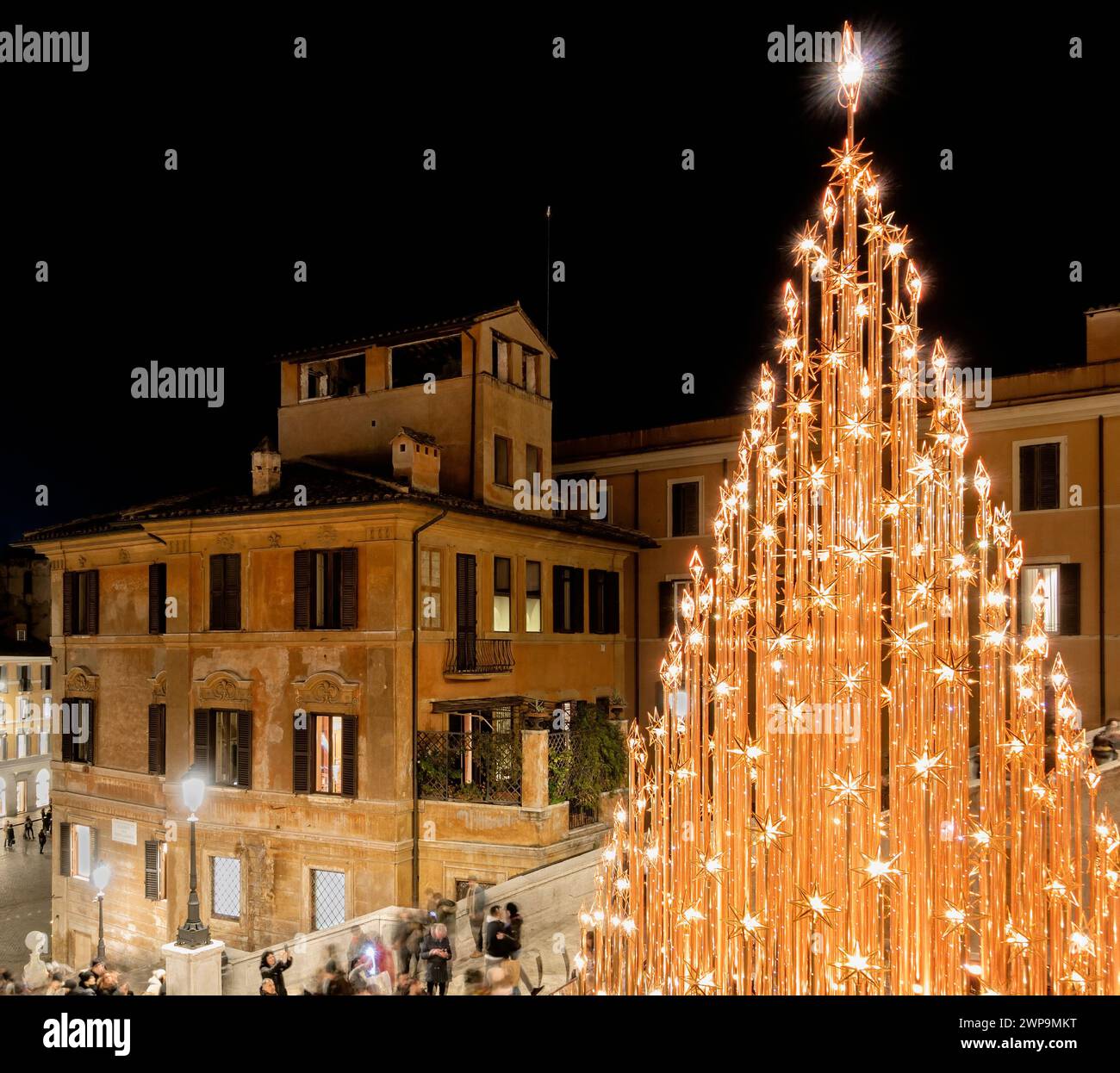 Weihnachtsbeleuchtung, angeboten von Bulgari; an der Spanischen Treppe, Piazza di Spagna. Rom, Italien, Europa, EU. Kopierbereich Stockfoto