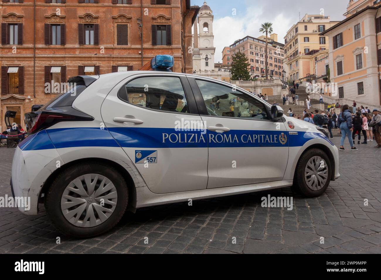 Polizia Roma Capitale (Stadtpolizei), weißes Auto auf der Piazza di Spagna, in der Nähe der Spanischen Treppe, Trinnità dei Monti. Rom, Italien, Europa, EUtow Stockfoto