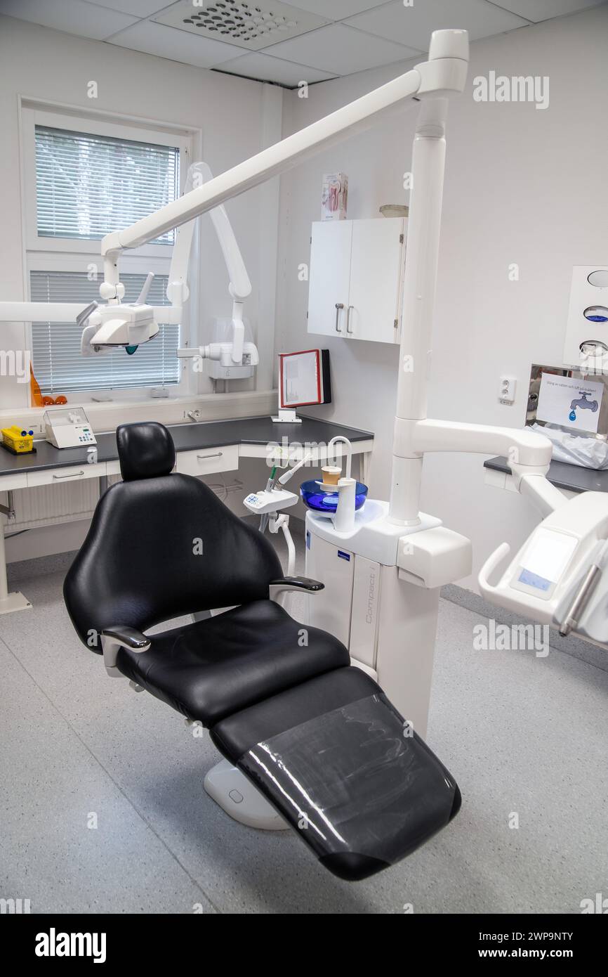 Leerer Dentalschrank mit Stuhl und medizinischer Ausrüstung in schweden Stockfoto