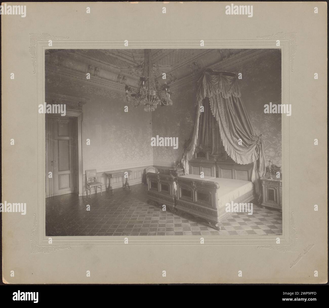 Drittes Schlafzimmer mit Doppelbett und Baldachin von Piotrowski um 1900, Teil der Jan Pomian Kollektion, mit polnischer Palasteinrichtung mit Möbeln, Stuck, Tapeten, Kronleuchtern. Stockfoto