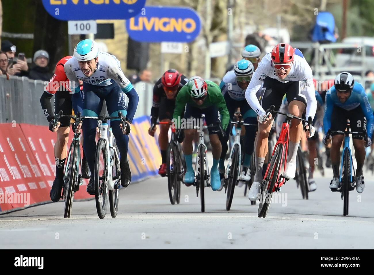 Gualdo Tadino, Italien. März 2024. BAUHAUS Phil (BAHRAIN SIEGREICH) sprintet am 6. März 2024 in Volterra, Toskana, Italien, auf der 59. Tirreno-Adriatico 2024, Stage 3, 225 km von Volterra - Gualdo Tadino, vor MILAN Jonathan (LIDL-TREK) ins Ziel. (Foto: Gian Mattia D'Alberto/LaPresse) Credit: LaPresse/Alamy Live News Stockfoto