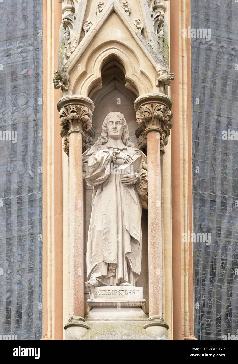 Statue von Edward Stillingfleet, Theologe und Skolar, an einer Außenwand des St John's College, University of Cambridge, England. Stockfoto