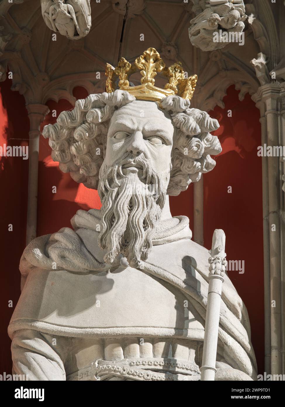 Statue des mittelalterlichen englischen Königs Eduard III., auf der Leinwand im Münster (Kathedrale) in York, England. Stockfoto