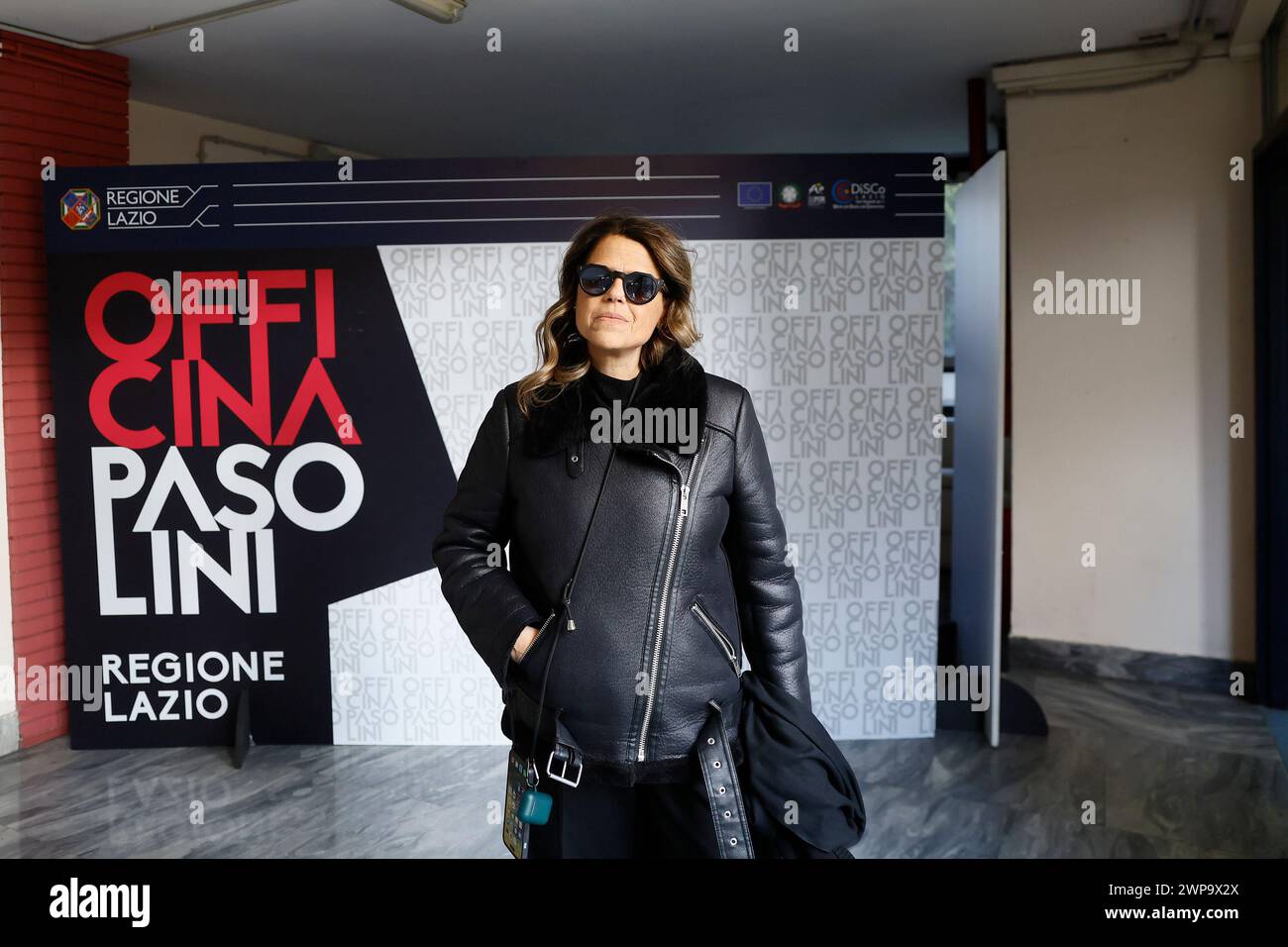 Piazzale della Farnesina Artisti e Studenti protestano contro il cambio di destinazione d'uso dello studentato ExCivis che attualmente ospita anche lo spazio laboratoriale Officine Pasolini Ed il teatro Eduardo de Filippo che verrà destinato ad uffici ministeriali ed una sala conferenze Tosca l'ideatrice delle Officine - Cronaca - Roma Italia - Martedì, 06. März 2024 (Foto Cecilia Fabiano/LaPresse) Piazzale della Farnesina Künstler und Studenten protestieren gegen die Änderung der Nutzung des ExCivis Studentenwohnheims, in dem derzeit auch der Laborbereich Officine Pasolini und die Ed untergebracht sind Stockfoto