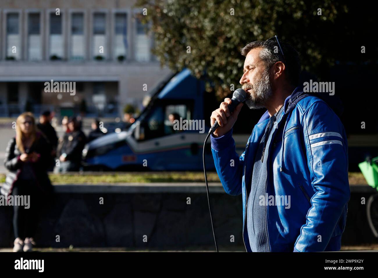 Piazzale della Farnesina Artisti e Studenti protestano contro il cambio di destinazione d'uso dello studentato ExCivis che attualmente ospita anche lo spazio laboratoriale Officine Pasolini Ed il teatro Eduardo de Filippo che verrà destinato ad uffici ministeriali ed una sala conferenze, l'intervento di Daniele Silvestri - Cronaca - Roma Italia - Martedì, 06. März 2024 (Foto Cecilia Fabiano/LaPresse) Piazzale della Farnesina Künstler und Studenten protestieren gegen die Änderung der Nutzung des ExCivis Studentenwohnheims, in dem derzeit auch der Laborbereich Officine Pasolini und die untergebracht sind Stockfoto