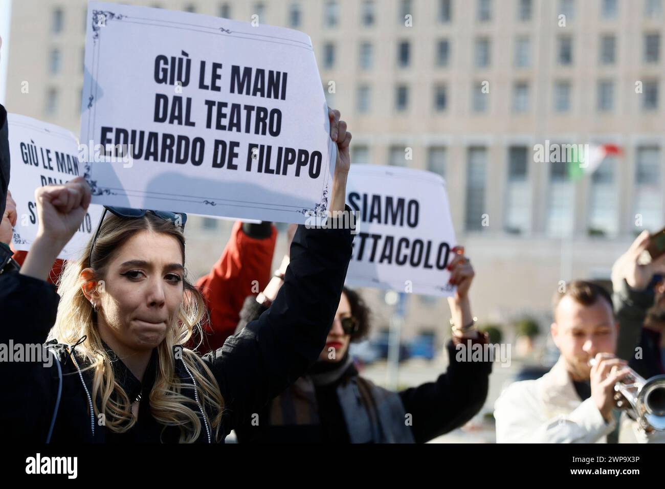 Piazzale della Farnesina Artisti e Studenti protestano contro il cambio di destinazione d'uso dello studentato ExCivis che attualmente ospita anche lo spazio laboratoriale Officine Pasolini Ed il teatro Eduardo de Filippo che verrà destinato ad uffici ministeriali ed una sala conferenze - Cronaca - Roma, Italia - Martedì, Italia -, 06. März 2024 (Foto Cecilia Fabiano/LaPresse) Piazzale della Farnesina Künstler und Studenten protestieren gegen die Änderung der Nutzung des ExCivis Studentenwohnheims, in dem derzeit auch der Laborbereich Officine Pasolini und das Theater Eduardo de Filippo untergebracht sind Stockfoto