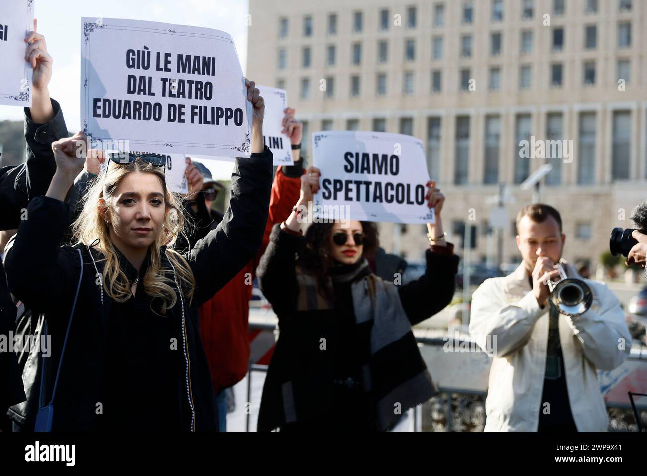 Piazzale della Farnesina Artisti e Studenti protestano contro il cambio di destinazione d'uso dello studentato ExCivis che attualmente ospita anche lo spazio laboratoriale Officine Pasolini Ed il teatro Eduardo de Filippo che verrà destinato ad uffici ministeriali ed una sala conferenze - Cronaca - Roma, Italia - Martedì, Italia -, 06. März 2024 (Foto Cecilia Fabiano/LaPresse) Piazzale della Farnesina Künstler und Studenten protestieren gegen die Änderung der Nutzung des ExCivis Studentenwohnheims, in dem derzeit auch der Laborbereich Officine Pasolini und das Theater Eduardo de Filippo untergebracht sind Stockfoto