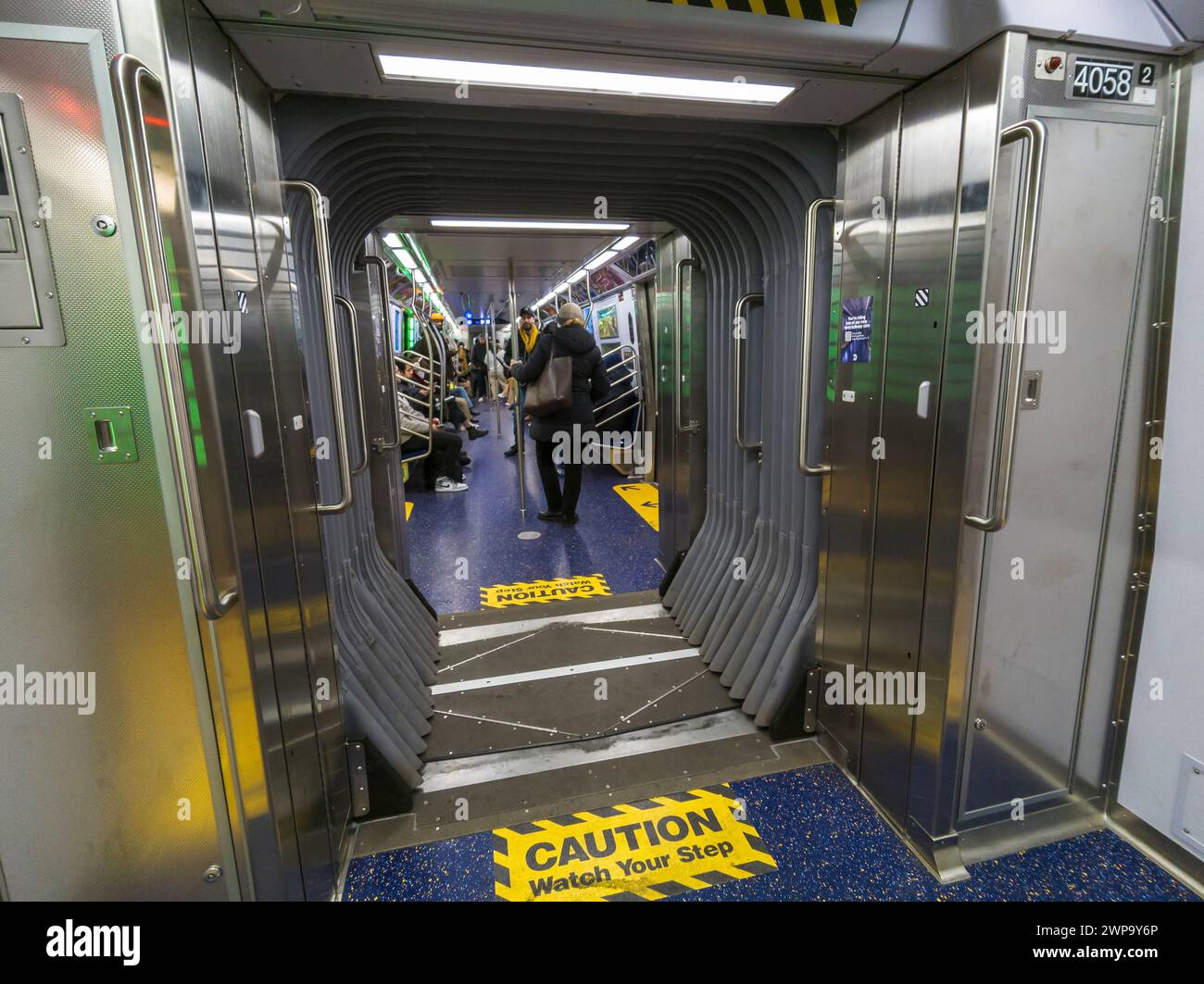 Ein brandneues U-Bahn-Auto R211T „Open Gangway“ auf der Linie „C“ in New York am Donnerstag, 29. Februar 2024. Die Fahrzeuge sind mit einer „offenen Gangway“ verbunden, die den Fahrgästen eine Bewegung ermöglicht, ohne Türen zu öffnen und in die gefährliche Verbindung zwischen den Autos zu treten. Die Türen der Fahrzeuge sind ebenfalls breiter, sodass sich beim ein- und Aussteigen weniger Menschenmassen aufhalten. (© Richard B. Levine) Stockfoto