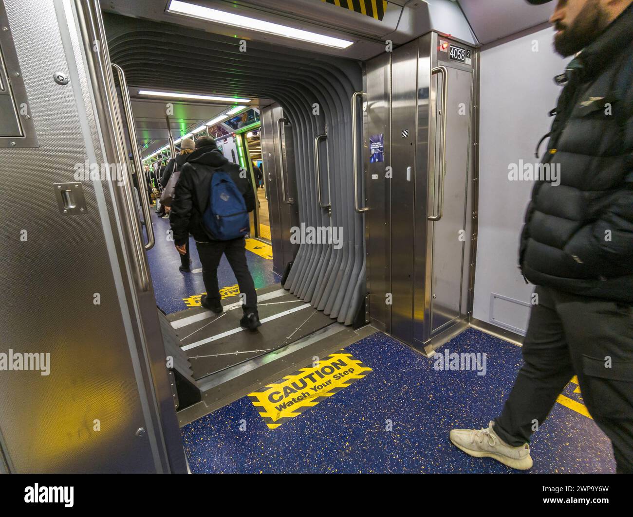 Ein brandneues U-Bahn-Auto R211T „Open Gangway“ auf der Linie „C“ in New York am Donnerstag, 29. Februar 2024. Die Fahrzeuge sind mit einer „offenen Gangway“ verbunden, die den Fahrgästen eine Bewegung ermöglicht, ohne Türen zu öffnen und in die gefährliche Verbindung zwischen den Autos zu treten. Die Türen der Fahrzeuge sind ebenfalls breiter, sodass sich beim ein- und Aussteigen weniger Menschenmassen aufhalten. (© Richard B. Levine) Stockfoto