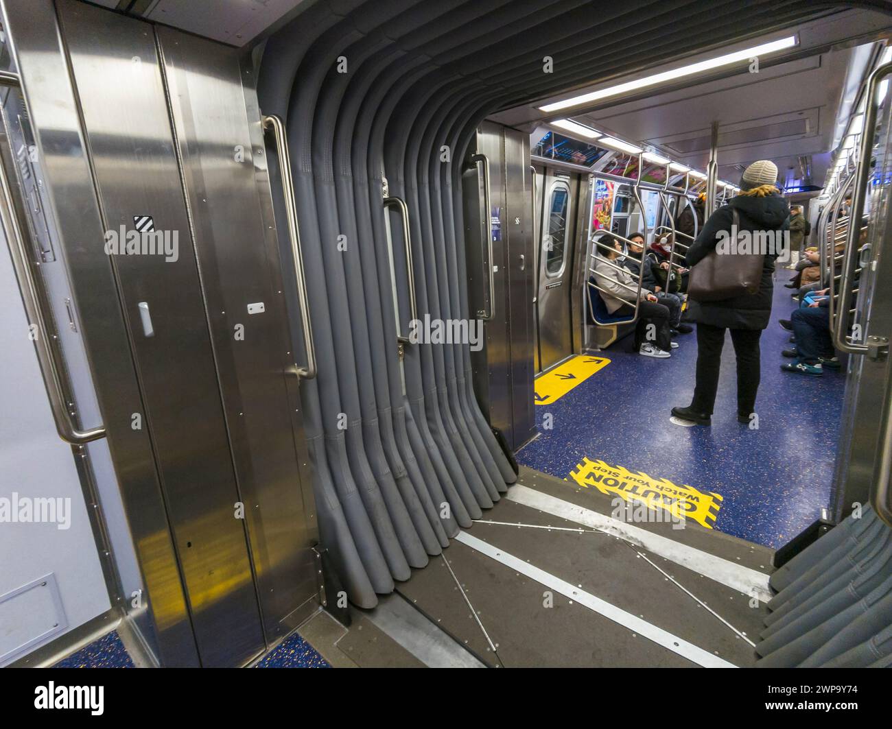 Ein brandneues U-Bahn-Auto R211T „Open Gangway“ auf der Linie „C“ in New York am Donnerstag, 29. Februar 2024. Die Fahrzeuge sind mit einer „offenen Gangway“ verbunden, die den Fahrgästen eine Bewegung ermöglicht, ohne Türen zu öffnen und in die gefährliche Verbindung zwischen den Autos zu treten. Die Türen der Fahrzeuge sind ebenfalls breiter, sodass sich beim ein- und Aussteigen weniger Menschenmassen aufhalten. (© Richard B. Levine) Stockfoto