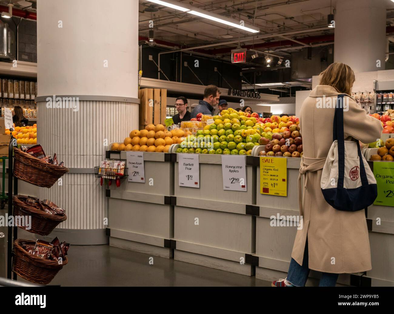 Einkaufen in einem Whole Foods Market Supermarkt in New York am Montag, 4. März 2024. Obwohl die Inflation von ihrem 40-jährigen Höchststand vor zwei Jahren gefallen ist, sind die Anleger besorgt, dass sie gerade zum Stillstand gekommen ist und wieder ansteigen wird. (© Richard B. Levine) Stockfoto