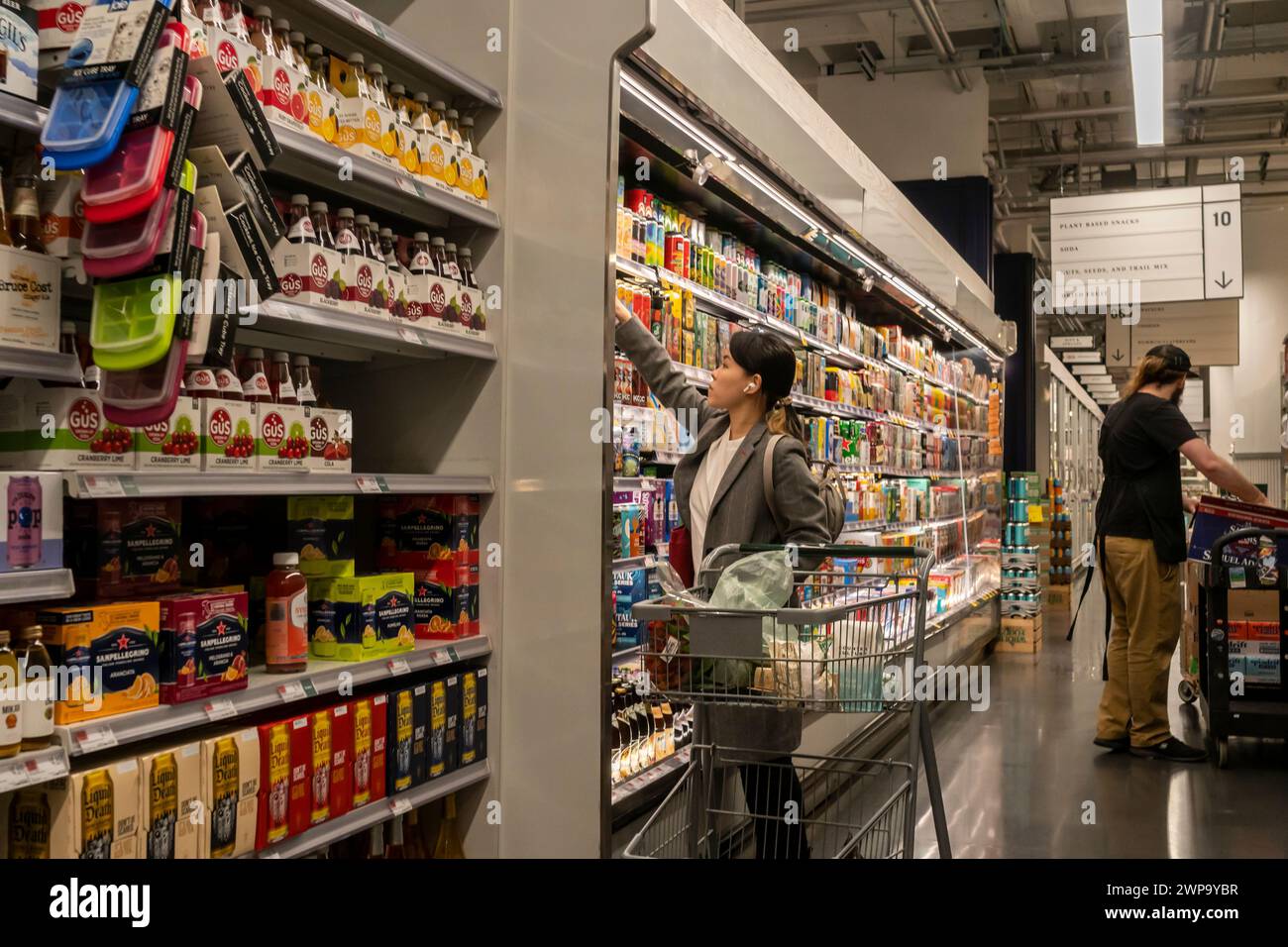 Einkaufen in einem Whole Foods Market Supermarkt in New York am Montag, 4. März 2024. Obwohl die Inflation von ihrem 40-jährigen Höchststand vor zwei Jahren gefallen ist, sind die Anleger besorgt, dass sie gerade zum Stillstand gekommen ist und wieder ansteigen wird. (© Richard B. Levine) Stockfoto