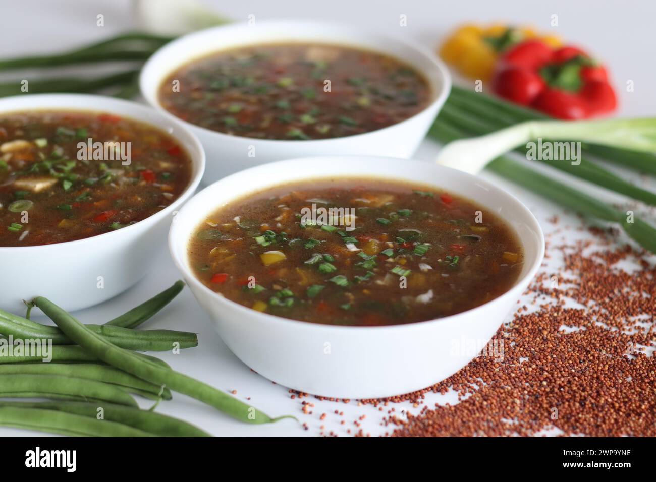 Gesunde Ragi-Gemüsesuppe. Nährstoffreiche, vegane und wohltuende Schüssel mit herzhafter Suppe mit Fingermillets und Gemüse, perfekt für eine Heilung Stockfoto