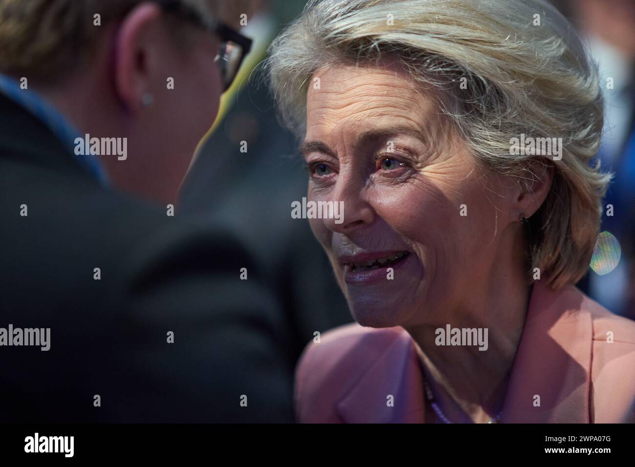 Bukarest, Rumänien. März 2024: Ursula von der Leyen (L), Präsidentin der Europäischen Kommission, spricht mit den Teilnehmern auf der Plenartagung des EVP-Kongresses 2024 am 6. März in Bukarest. Die Europäische Volkspartei (EVP) bringt 2000 Teilnehmer aus 44 Ländern zusammen, um am 6. Und 7. März 2024 ihren Kongress 2024 in Bukarest abzuhalten, mit einem Programm, das sich auf das politische Manifest der EVP, die Vorbereitungen für die Wahlen zum Europäischen Parlament im Juni und die Wahl des Spitzenkandidaten der Partei konzentriert. Quelle: Lucian Alecu/Alamy Live Stockfoto