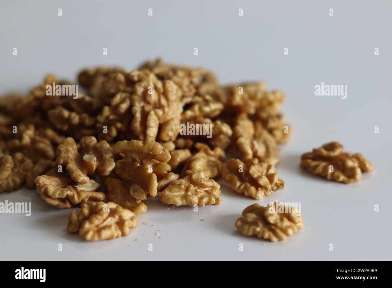 Unberührter Haufen hochwertiger trockener Walnüsse, ideal für kulinarische Kreationen und gesunde Snacks. Nussliebhaber freuen sich über diese üppige Ernte. Rustikal, biologisch. Stockfoto