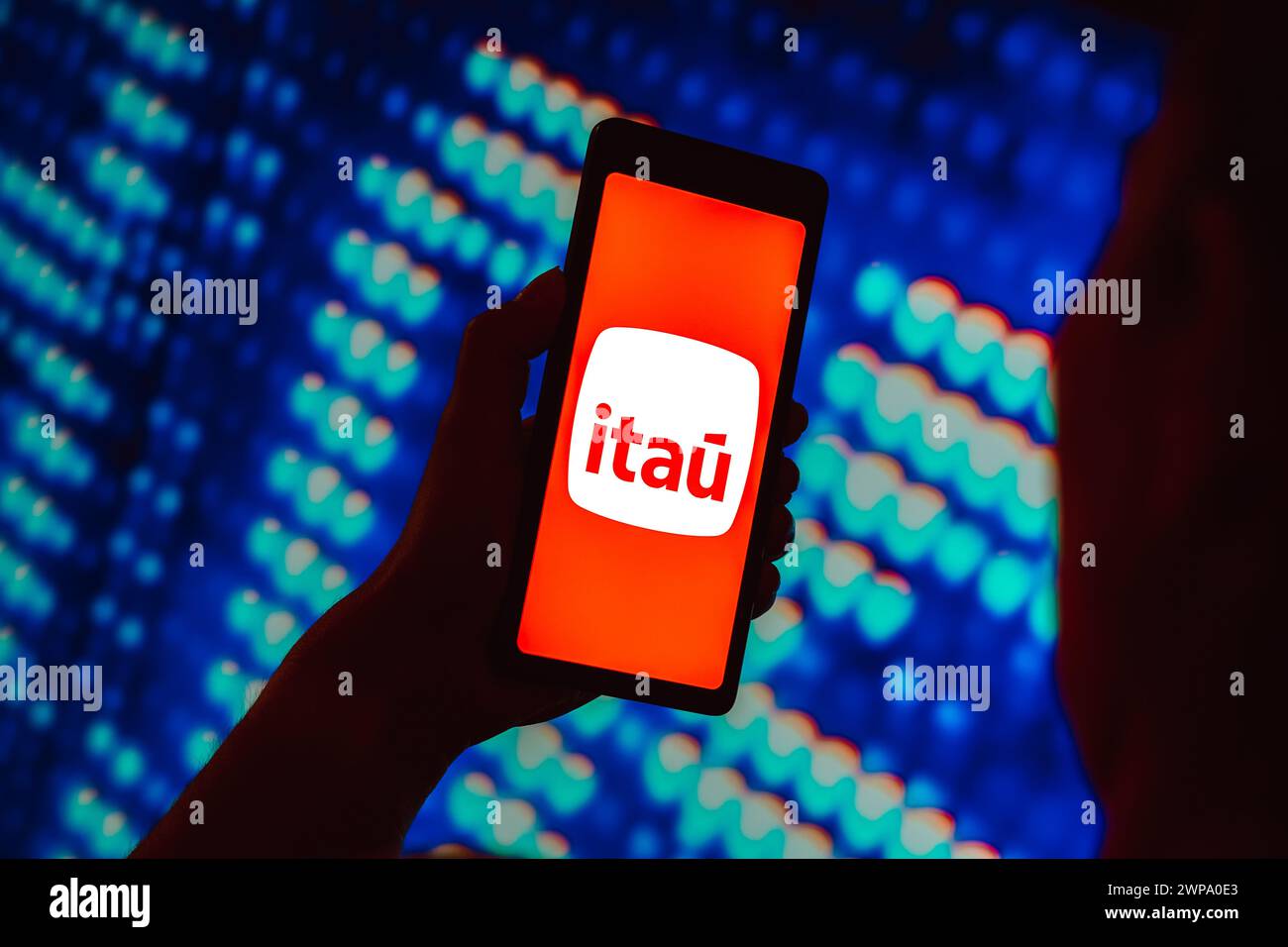 Brasilien. März 2024. In dieser Abbildung wird das Banco Itaú Logo auf einem Smartphone-Bildschirm angezeigt. (Foto von Rafael Henrique/SOPA Images/SIPA USA) *** ausschließlich für redaktionelle Nachrichten *** Credit: SIPA USA/Alamy Live News Stockfoto