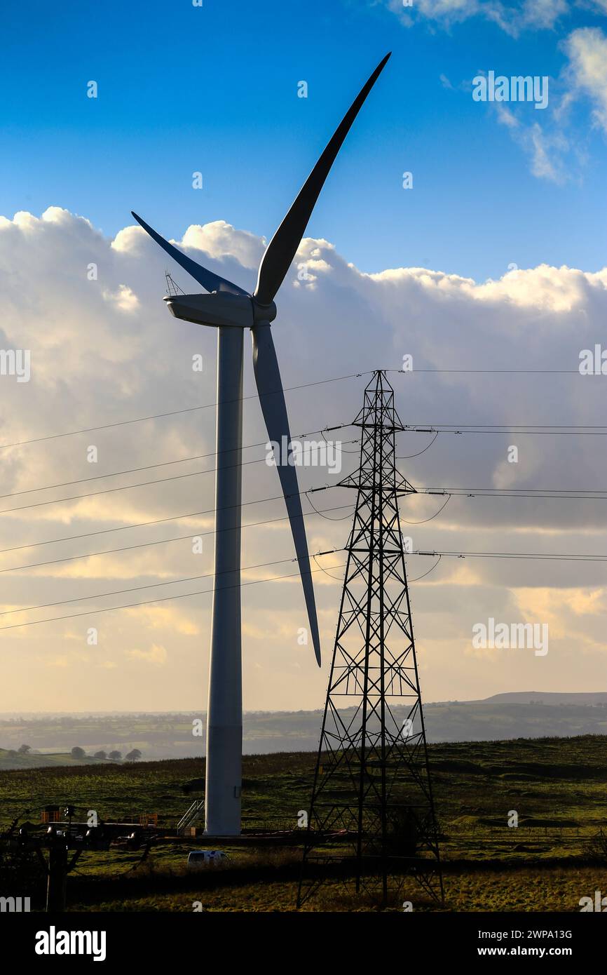 04/12/13 das erste Paar von vier Windturbinen, die am Tag vor der Fertigstellung im Derbyshire Peak District gebaut werden, mit Blick auf das Wasser von Carsington Stockfoto