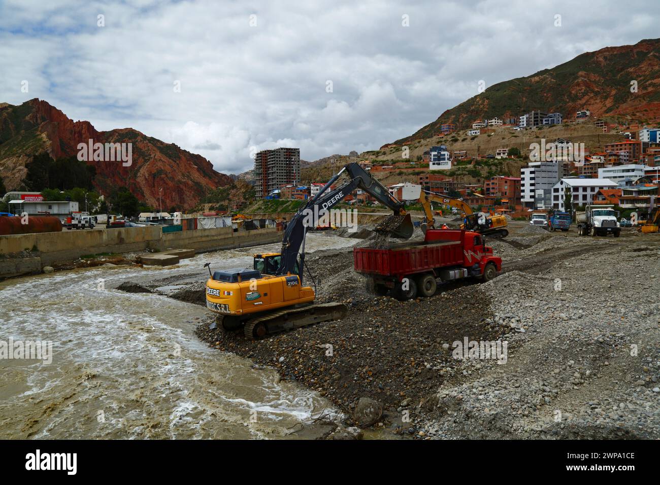 La Paz, BOLIVIEN; 6. März 2024: Instandhaltungsteams, die für die Stadtverwaltung von La Paz arbeiten, entfernen Flutschutt- und Erdrutschrückstände aus dem Fluss Irpavi in der unteren Zona Sur. Februar ist die Regenzeit und dieses Jahr war einer der nassesten Monate der Geschichte. Starke Regenfälle haben bis in den März andauert und in vielen Flusstälern und steilen, instabilen Hängen, die heute Teil der Vororte der Stadt sind, Sturzfluten, Erdrutsche und Erosion verursacht. Stockfoto