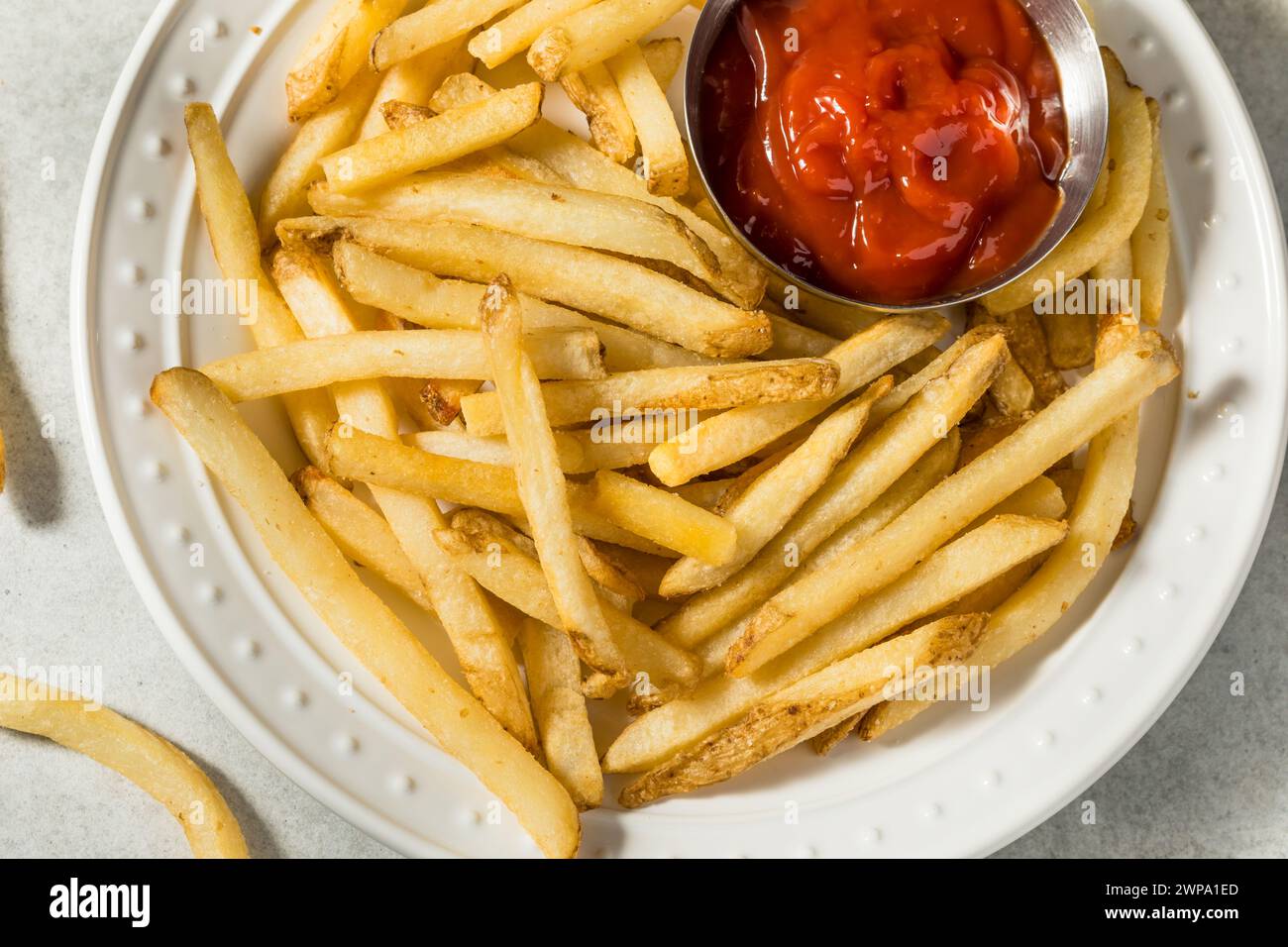 Knusprig gebratene Pommes frites mit Meersalz Stockfoto