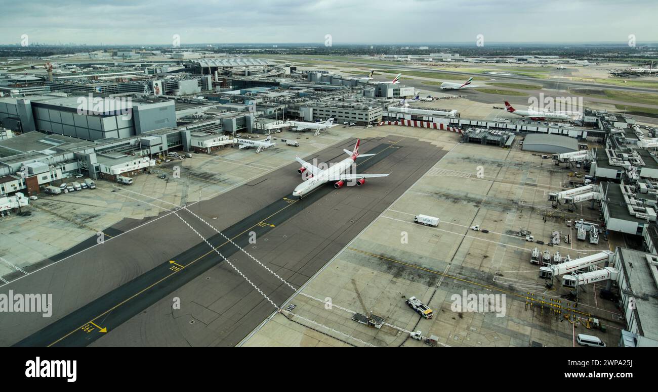 Bisher unveröffentlichtes Dateifoto vom 10/13 Allgemeine Ansicht der Landebahnen des Flughafens Heathrow vom Kontrollturm aus. Ein umstrittenes Drittel zu bauen Stockfoto