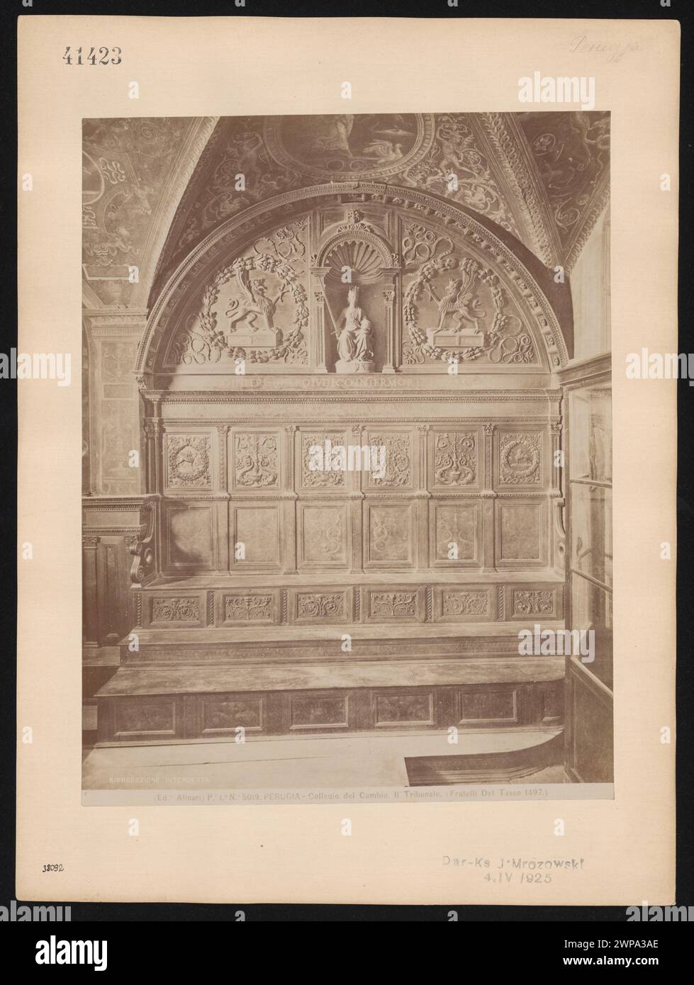 Fotografie des Freskos Il Tribale am Collegio del Cambio in Perugia, erstellt von Fratelli del Tasso im Jahr 1497, aufgenommen von Alinari um 1880. Stockfoto
