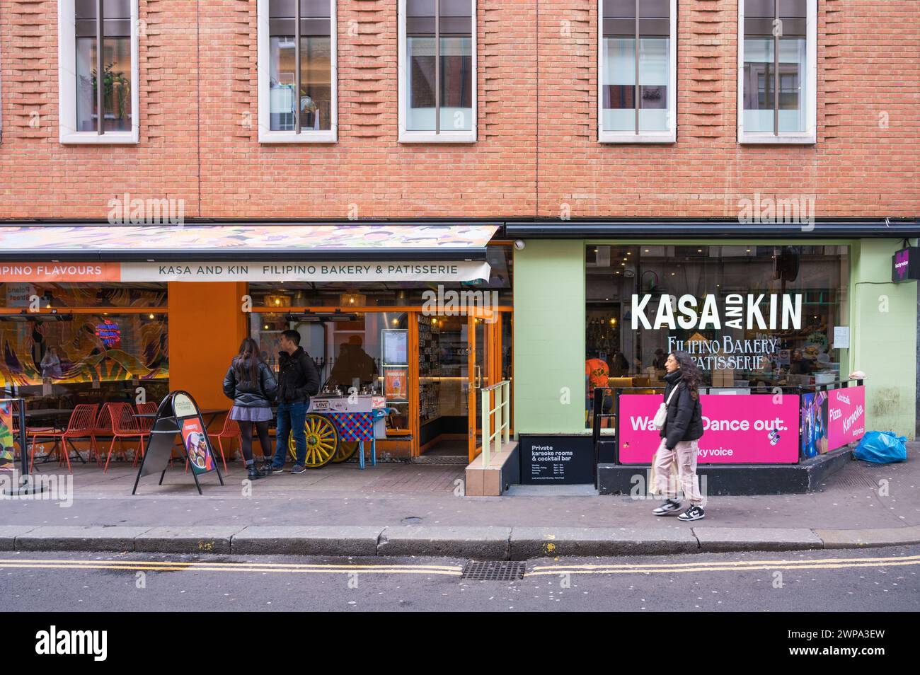 Extewrior of Kasa and Kin Filipino Restaurant mit gepflasterter Terrasse auf der Poland Street, Soho, London, England, Großbritannien Stockfoto