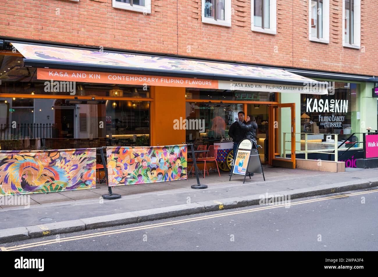 Extewrior of Kasa and Kin Filipino Restaurant mit gepflasterter Terrasse auf der Poland Street, Soho, London, England, Großbritannien Stockfoto