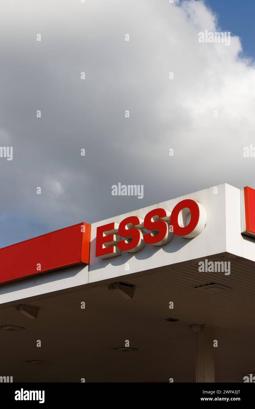 Logo auf dem Vorfelddach der Esso-Tankstelle Nahaufnahme gegen teilweise Wolken in Faringdon, auch Handelsname für ExxonMobil und seine Tochtergesellschaften Stockfoto