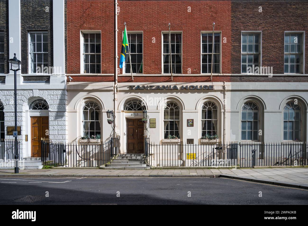 Außenfassade des Hohen Kommissars der Vereinigten Republik Tansania am Stratford Place, London, England, Großbritannien Stockfoto