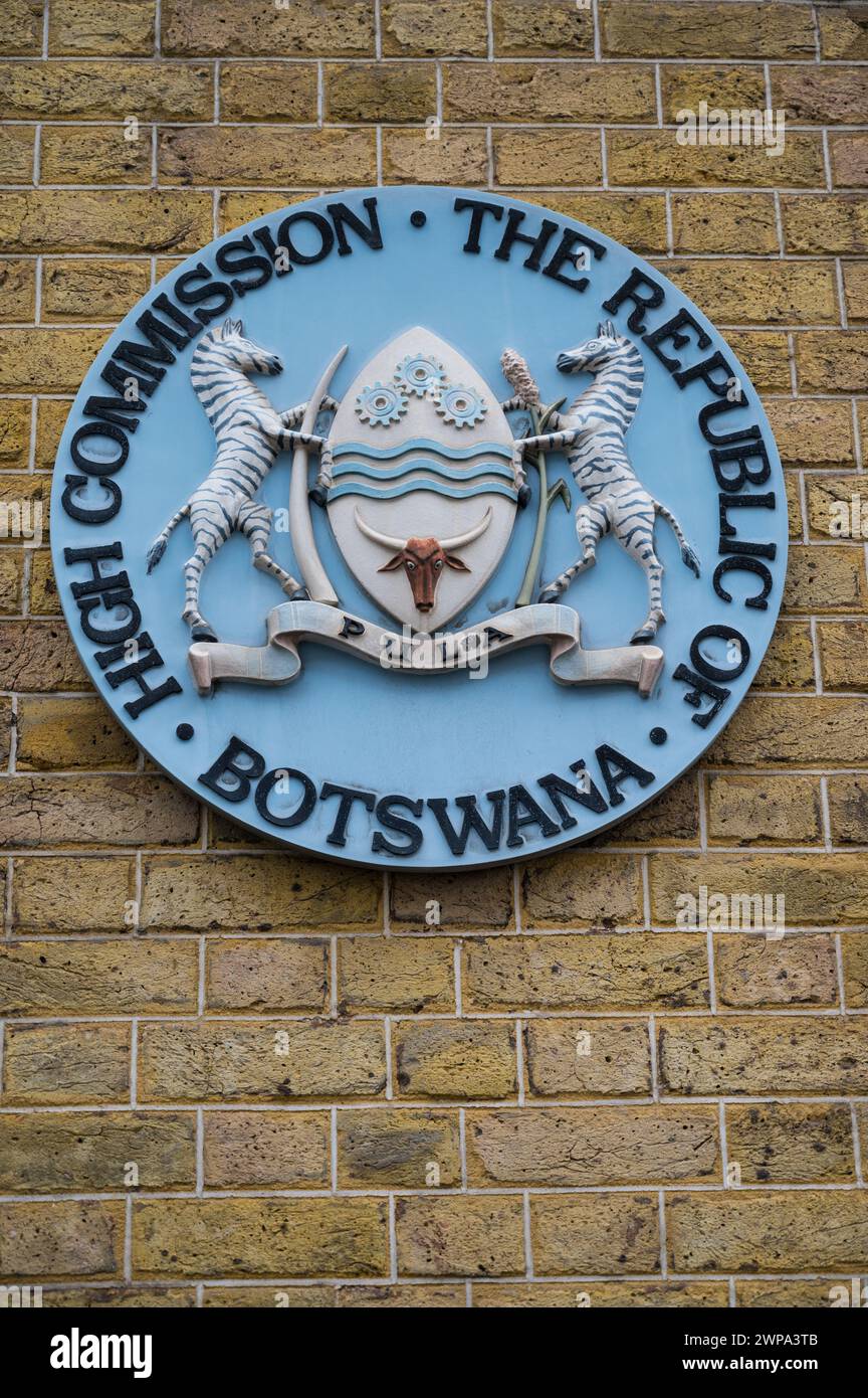 Plakette mit dem Nationalwappen von Botswana, ausgestellt an der Fassade der High Commission of Botswana am Stratford Place London England UK Stockfoto