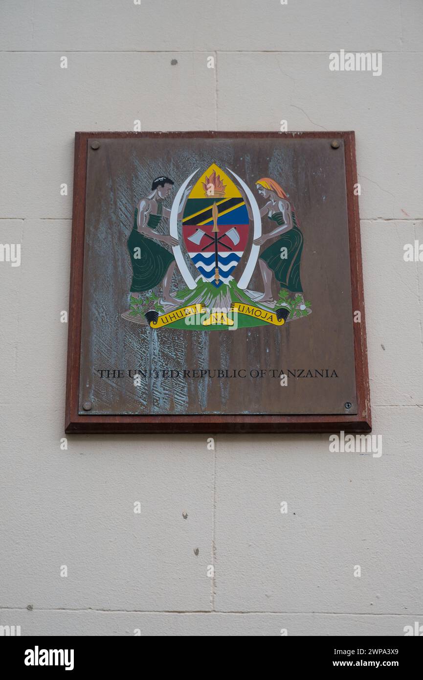 Plakette mit dem Nationalwappen der Vereinigten Republik Tansania an der Botschaftsfassade Stratford Place London England UK Stockfoto