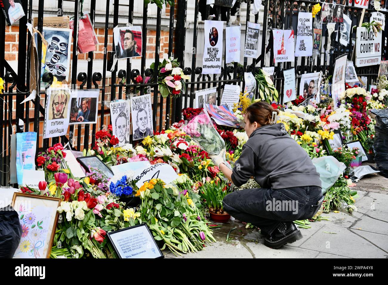 Floral Tributes an Alexej Nawalny, der am 16. Februar 2024 starb, wurden gegenüber der russischen Botschaft in Bayswater, London, gelassen Stockfoto