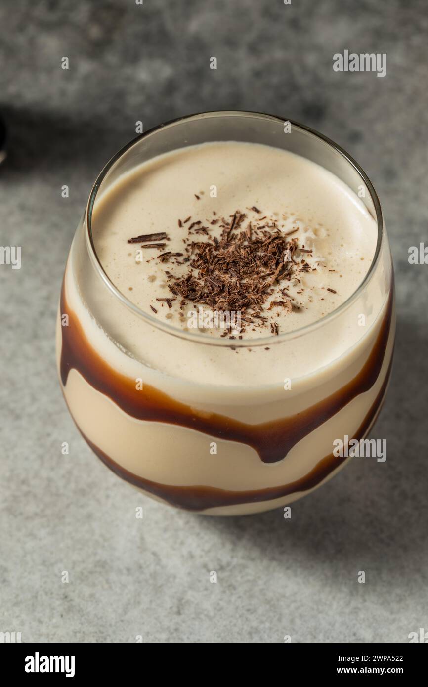 Boozy Frozen Chocolate Schlammcocktail mit Kaffeeliquor Stockfoto