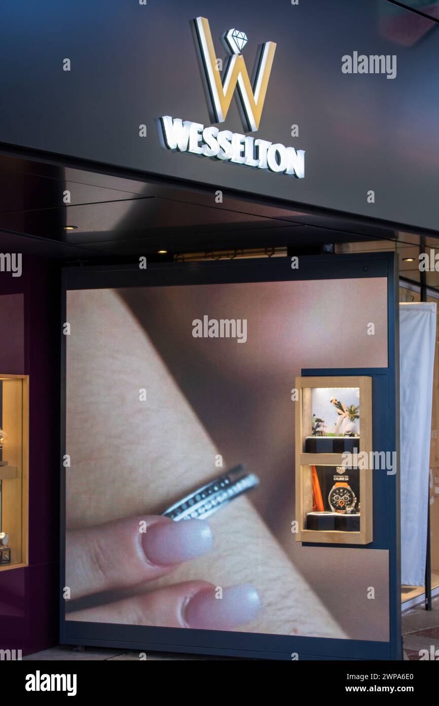 Platja d'Aro, La Costa Brava, Katalonien, Spanien. 01 07 2024. Werbeplakat für die Produkte der Marke am Eingang des Juweliergeschäfts Stockfoto