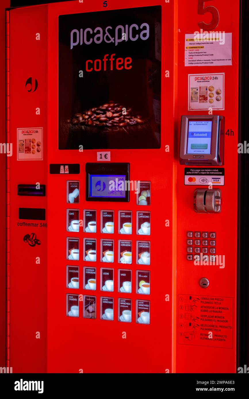 Platja d'Aro, La Costa Brava, Katalonien, Spanien. 01 07 2024. Spendermaschine für heiße Getränke und Kaffee von der Firma Pica&Pica Stockfoto