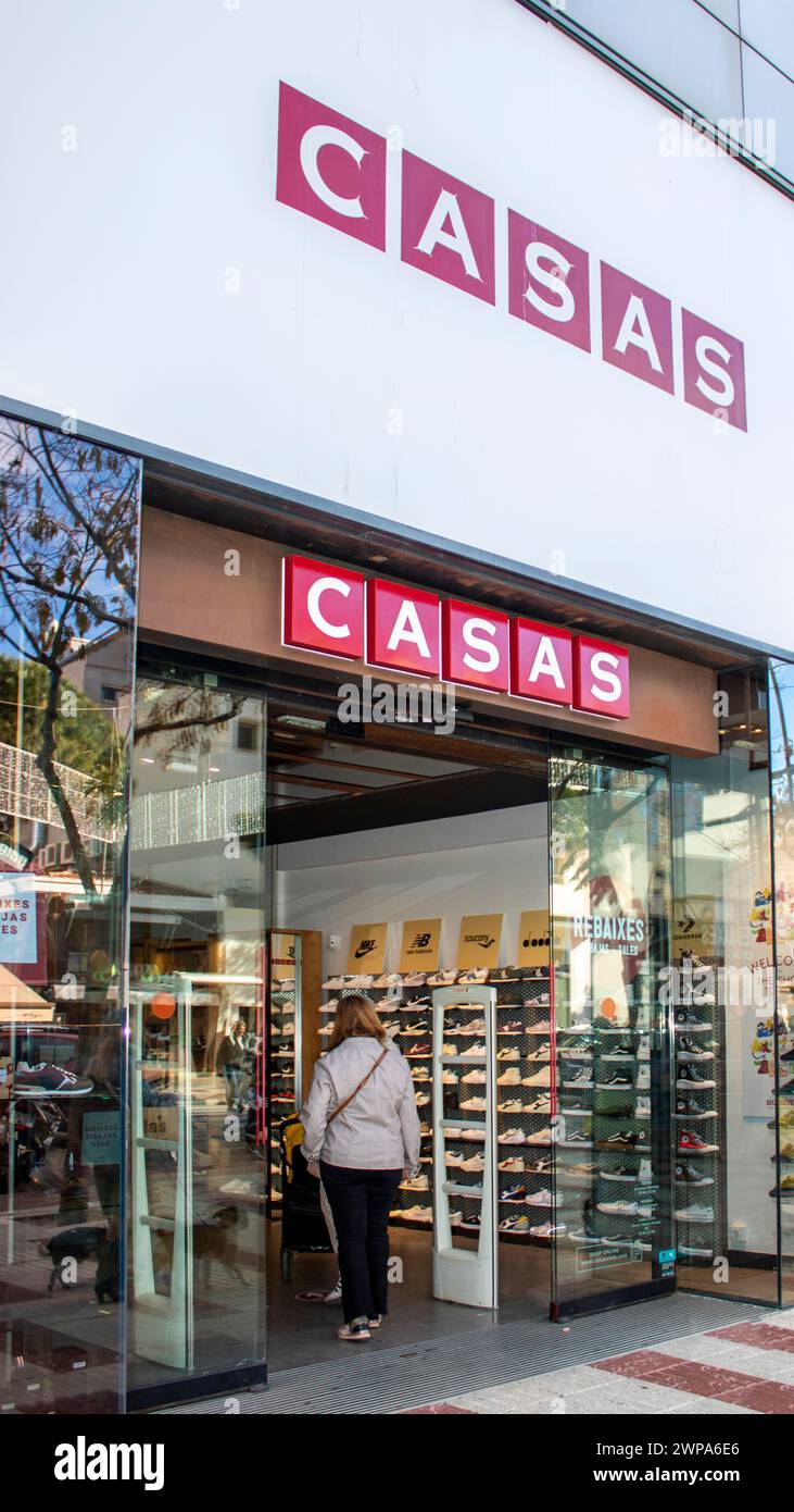 Platja d'Aro, Costa Brava, Katalonien, Spanien. 01 07 2024. Eingang des Schuhgeschäfts CASAS in Platja d'Aro Stockfoto