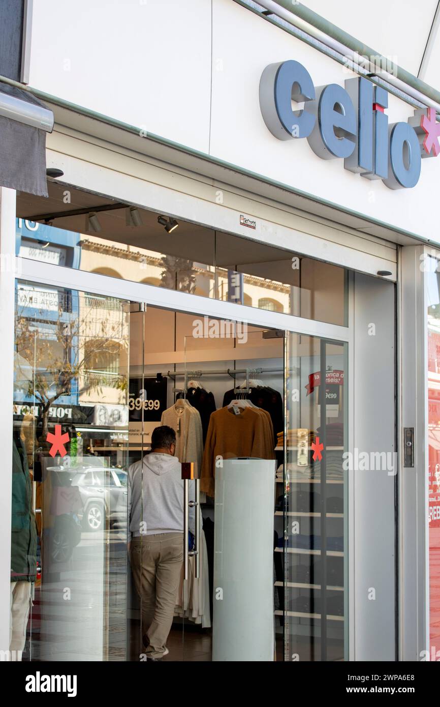 Platja d'Aro, La Costa Brava, Katalonien, Spanien. 01 07 2024. Eingang des Herrenbekleidungsgeschäfts VON CELIO. Stockfoto