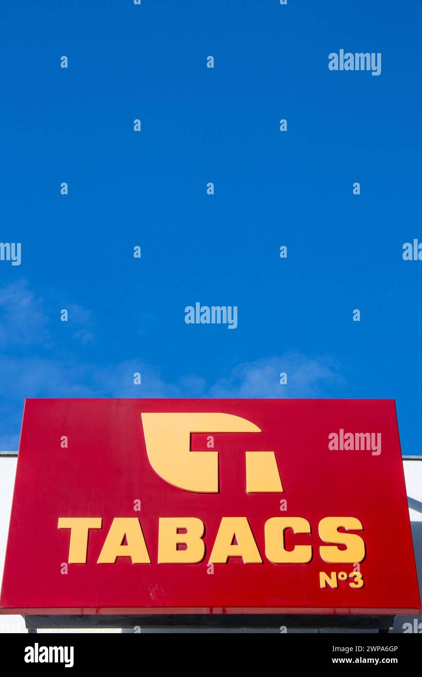 Platja d'Aro, La Costa Brava, Katalonien, Spanien. 01 07 2024. Tabak-Poster Nummer 3, auf dem Tabak verkauft wird Stockfoto
