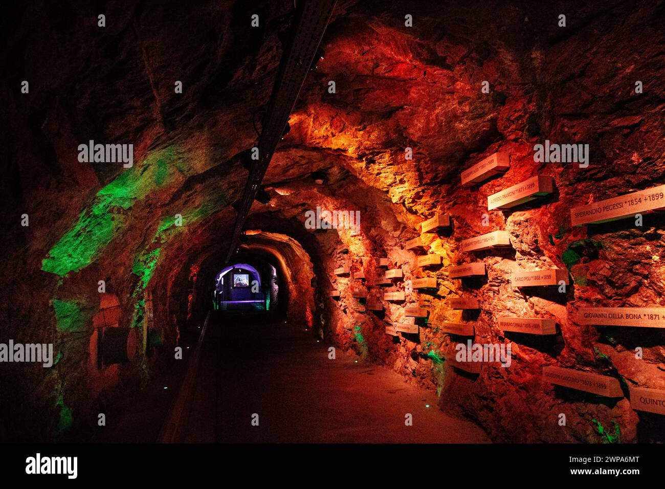 Beleuchteter Tunnel durch die Alpine Sensation Multimedia Experience Tour, Jungfraujoch, Schweiz Stockfoto