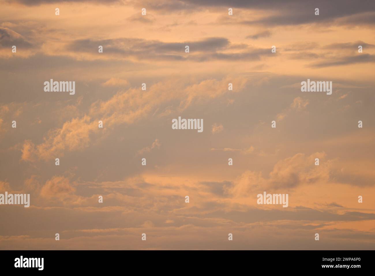 Dramatischer Himmel bei Sonnenaufgang, natürlicher Hintergrund mit Zirrus- und Kumuluswolken Stockfoto