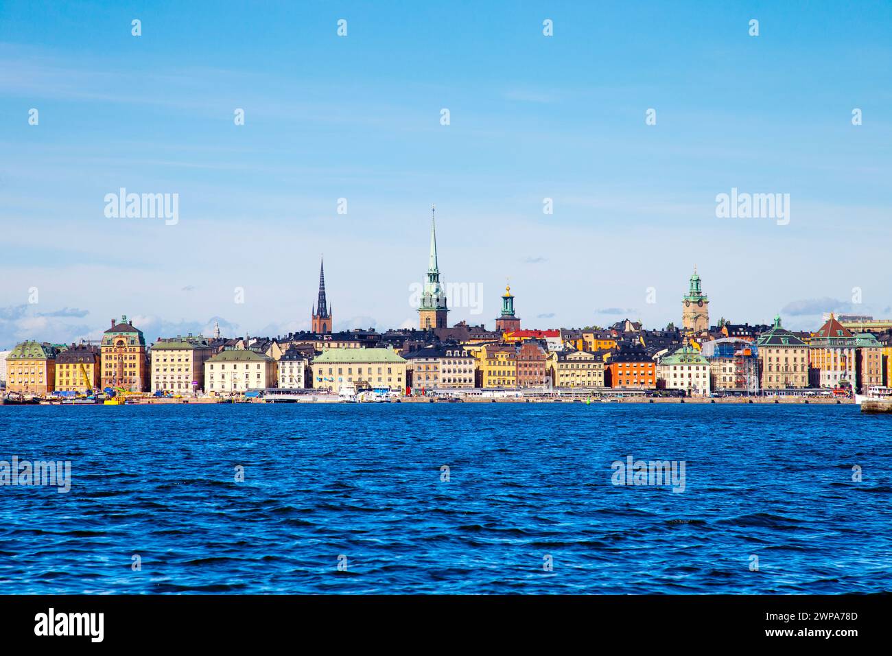 Blick auf die Gebäude der Altstadt (Gamla Stan) vom Meer, Stockholm, Schweden Stockfoto