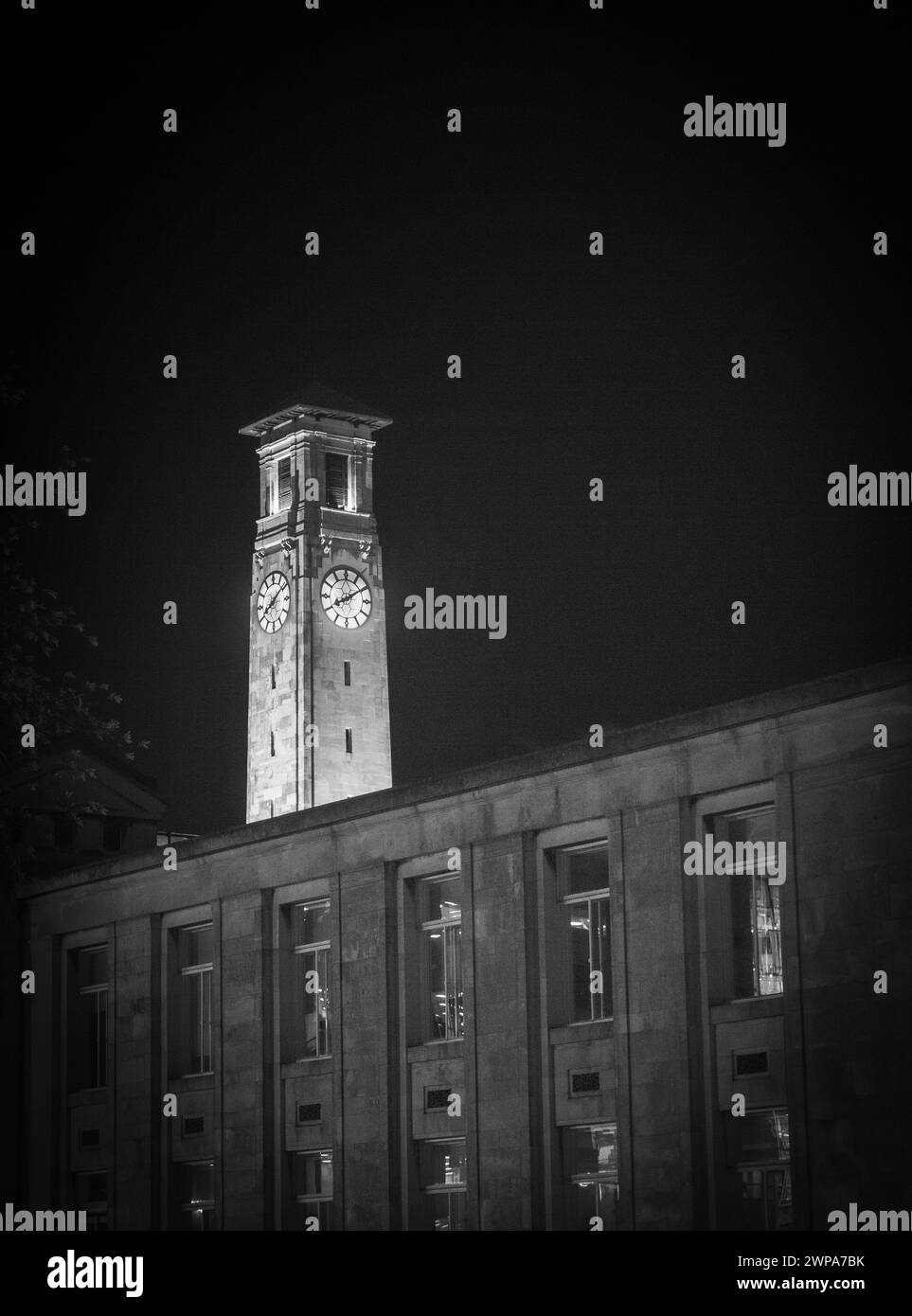 Southampton Civic Centre Clock Tower Night schwarz weiß Stockfoto