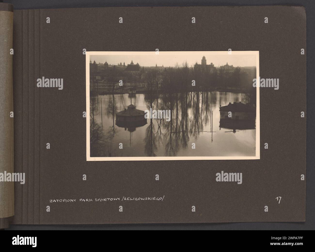 Fotografie des versunkenen Sportparks in Vilnius, 1931, von Edmund und Boles Zdanowscy, Bromiddruck auf Fotopapier, 8,5 x 13,4 cm, Album 16,5 x 24,5 cm. Stockfoto