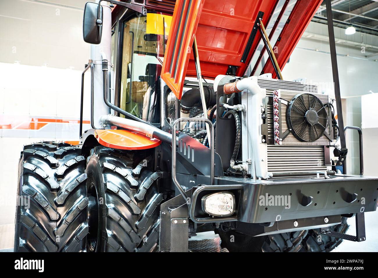 Allradantrieb landwirtschaftlicher Traktoren, mit zusätzlichen Rädern Stockfoto