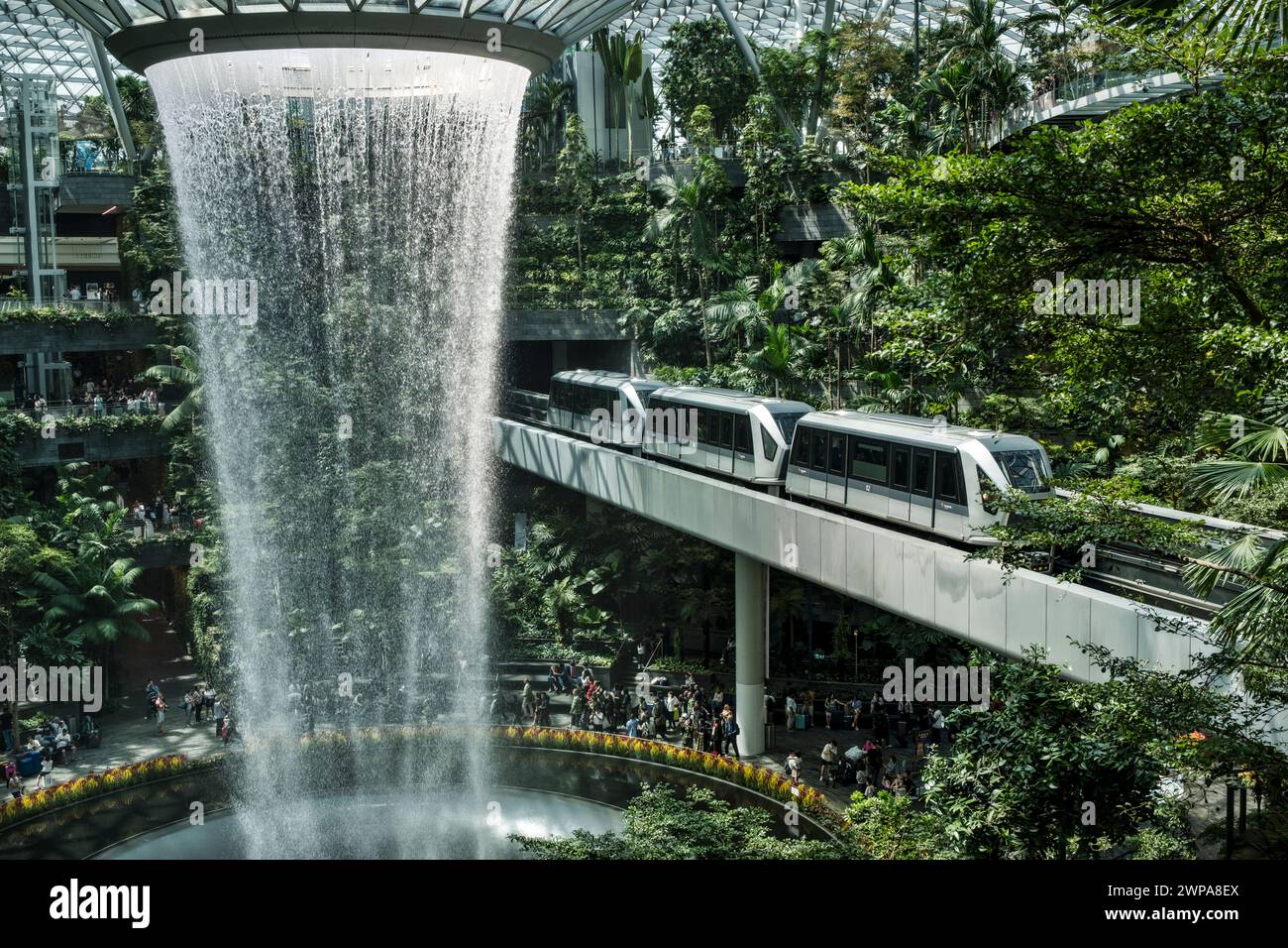 The Rain Vortex, Indoor Waterfall am Jewel Changi Airport, Singapur, Asien Stockfoto